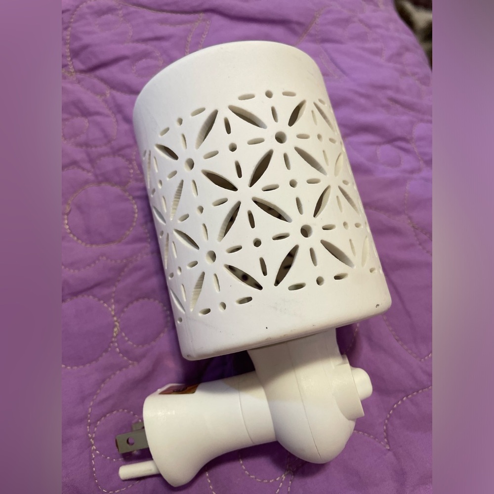 WALL PLUG-IN NIGHTLIGHT/OIL BURNER.